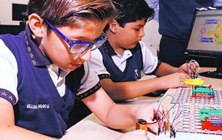 Gigatronic. William Hidalgo y Carlos Bonilla participan en el taller de electrónica, donde aprenden los principios básicos.