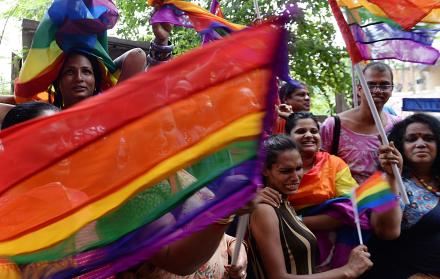 La sentencia reinterpreta el artículo 377 del Código Penal indio que castiga con hasta diez años las relaciones “contra natura”, una norma ambigua que ha afectado durante décadas a los homosexuales en este país.