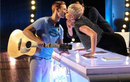 Benjamin Glaze, un joven de Oklahoma, se mostró visiblemente molesto cuando Perry, de 33 años, lo sorprendió al darle el primer beso en la boca de su vida.