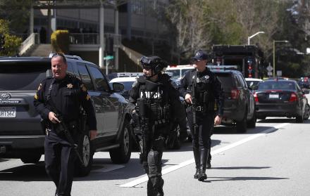 Policías en las afueras de la sede de YouTube cerca de San Francisco.