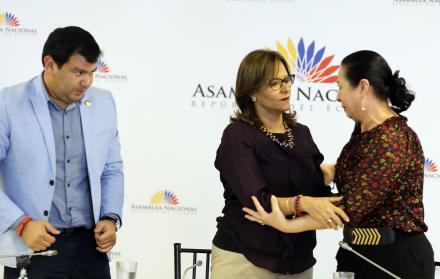 Conclusión. César Litardo, presidente de la Comisión, observa el abrazo entre Elizabeth Cabezas y Patricia Ochoa, la viuda del general Jorge Gabela.