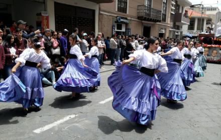 Unos mil alumnos de 14 centros educativos bailaron ayer por las calles de Cuenca al ritmo de autores morlacos.