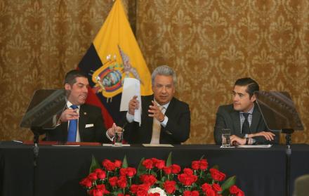 Acuerdo. El ministro Raúl Ledesma, el presidente Lenín Moreno y el ministro de Finanzas, Richard Martínez, ayer en el Palacio de Carondelet.