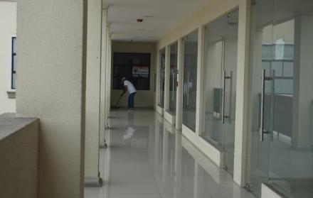 Panorama. La mayoría de las plazas comerciales de la avenida León Febres Cordero tienen al menos dos o tres locales vacíos, sin alquilar.