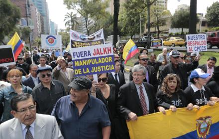 Expolicías y exmilitares procesados por el 30S, junto a familiares de personas desaparecidas, entre otros, marcharon ayer en Quito para respaldar la labor del Consejo de Participación Ciudadana Transitorio. En el camino, protestaron frente al Consejo de l