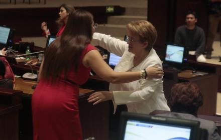 Sofía Espín y Norma Vallejo durante la sesión 551 del Pleno.