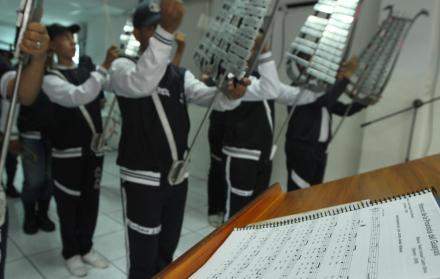 Ensayo. Con la partitura del Himno a la Provincia del Guayas, alumnos de la banda de música del colegio Altamar ensayan para los actos de hoy.