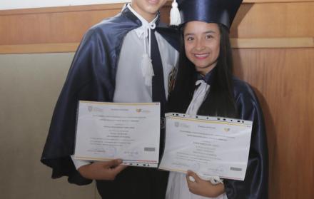 Logro. Jordi y Lady, felices cada uno con su título de bachiller.