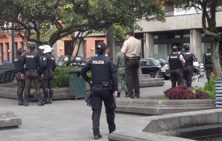 Agentes especializados detonaron la mochila.