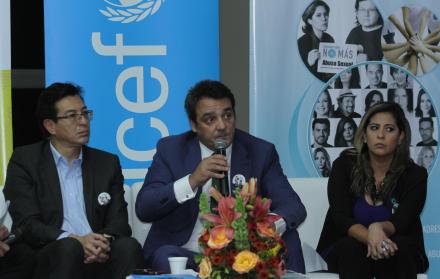 Campaña. Falconí, junto a Joaquín González-Alemán, de Unicef; y Paola Andrade, de ‘Ecuador Dice No Más’.