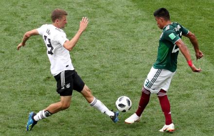 Jesus Gallardo de Mexico (d) y Thomas Mueller se enfrentan en el partido del domingo 17 de junio de 2018.
