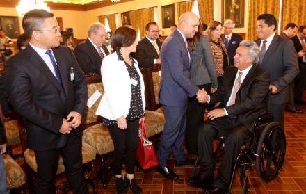 Los representantes de 11 empresas nacionales y extranjeras se reunieron ayer con el presidente Lenín Moreno. El encuentro sirvió para formalizar el interés de los empresarios de invertir $ 360 millones en el país lo que ayudaría a dinamizar la economía y