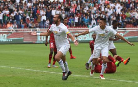 Celebración. El delantero argentino Hernán Barcos y el zaguero nacional Franklin Guerra, gritando el primer gol de Liga quiteña ante Técnico Universitario, ayer en la capital.