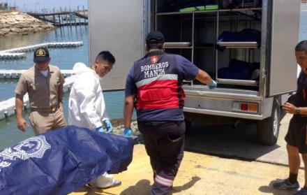 Un helicóptero comercial cayó frente a la playa de San Mateo, en Manta, alrededor de las 10:00.