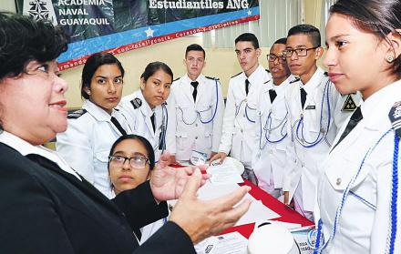 Anfitriones. Estudiantes de la Academia Naval Guayaquil recibieron a las delegaciones de otros planteles.