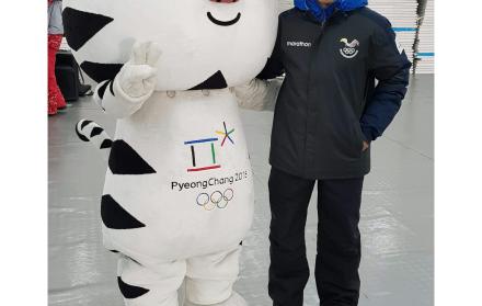 Klaus posa en los pasillos de la Villa Olímpica con Soohorang, el tigre blanco coreano mascota de los Juegos.