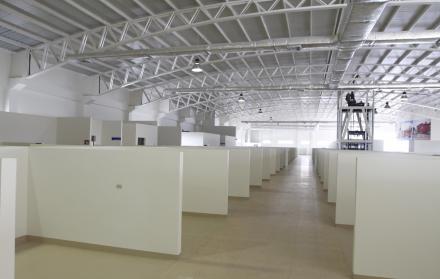 Vacío. El edificio donde funcionará el nuevo mercado aún no atiende. Los locales están divididos por secciones.