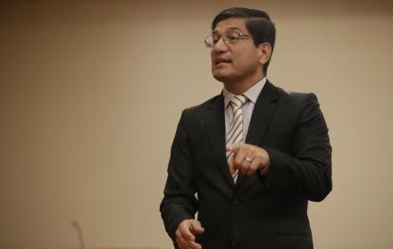Vicerrector de Bienestar Estudiantil de la Universidad de Guayaquil, desde noviembre de 2016. Ingeniero comercial por la misma institución. Magíster en Comercio Electrónico por el Instituto Tecnológico y de Estudios Superiores de Monterrey. Catedrático y