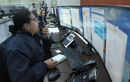 Vigilancia. El monitoreo del tránsito en la ciudad se lo realiza las 24 horas a través de 28 pantallas gigantes.