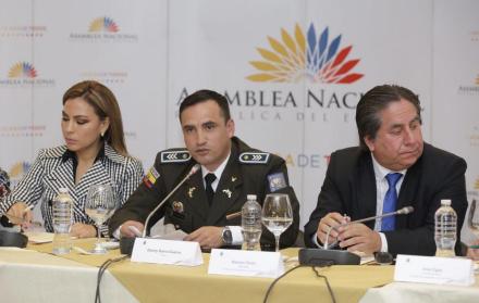 La Comisión de Fiscalización de la Asamblea recibió al uniformado.