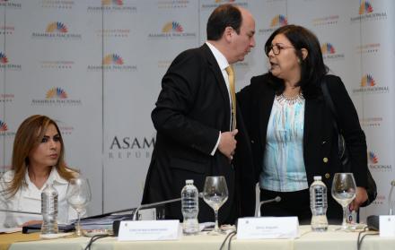 Defensa. La asambleísta Kharla Chávez, el fiscal Carlos Baca Mancheno y la legisladora Silvia Salgado, ayer.