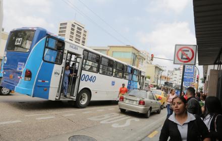 Infracción. El uso de los corredores urbanos de buses por vehículos particulares obliga a los pasajeros a bajarse en medio de la vía.