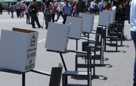 Los ecuatorianos depositan su papeleta en cada proceso electoral en urnas colocadas en mesas de composición exclusivamente femenina o masculina y filas separadas para hombres y mujeres.