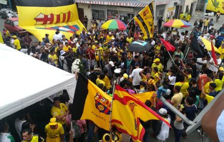 Con cantos despidieron a barcelonistas en Guayaquil