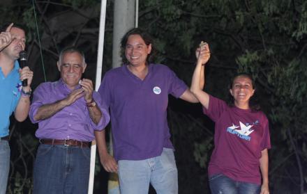 Referencial. Norman Wray (centro) durante su campaña electoral. También estuvo Paco Moncayo (izq) porque tuvo alianza con el movimiento y ahora pertenece a Izquierda Democrática. 