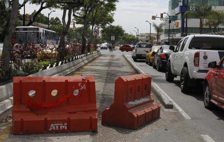 Desde la semana pasada está prohibido el giro a la izquierda en la avenida Víctor Emilio Estrada hacia Las Monjas. Para ese objetivo fue necesario colocar muros jersey y señales.