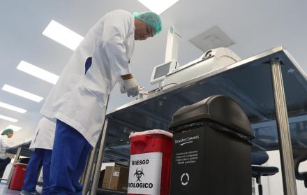 Gestión. En uno de los laboratorios del hospital de Niños Roberto Gilbert, en Guayaquil, los materiales con riesgo biológico se colocan en tachos rojos.