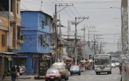 Situación. Los ‘tallarines’ de cables y antiguos postes de cemento son constantes en las cuadras de este tramo.