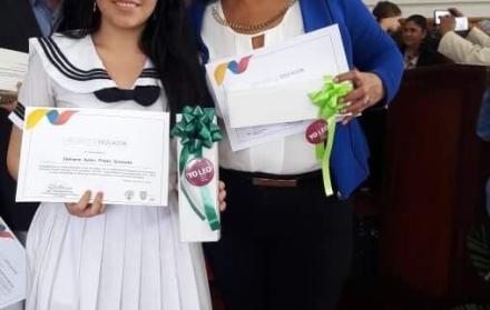 Premio. Damaris posa junto a su profesora, durante la premiación del concurso ‘Nuestras propias historias’, del distrito 3, zona 8. 