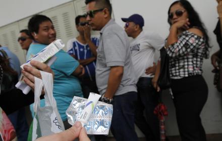 Atención. Cientos de pacientes acuden diariamente a los centros de salud debido al brote de conjuntivitis.