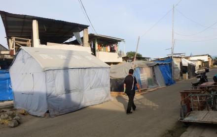Situación. Los ciudadanos del barrio Pedro Fermín Cevallos en Bahía de Caráquez aún viven en carpas