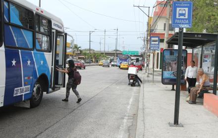 Una usuaria toma el bus en media calle, en la avenida Agustín Freire. Cuando entre a operar el nuevo corredor, habrá más control de este tipo de infracciones.