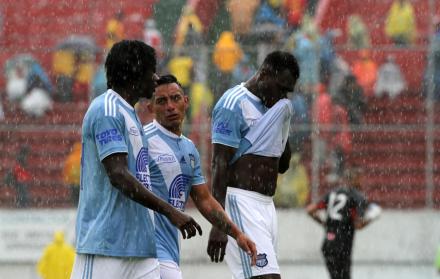 Desconsuelo. Juan Carlos Paredes (izquierda) conversa con Hólger Matamoros (centro) mientras se retiran del estadio de Chillogallo, tras perder ante Aucas. Los azules no pueden recuperarse en la tabla de posiciones.