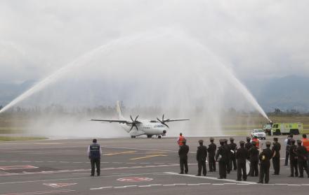 Homenaje. Así recibió el aeropuerto de Quito al bimotor de caza de las Fuerzas Armadas que trajo desde Cali los restos de los miembros del equipo periodístico de diario El Comercio.