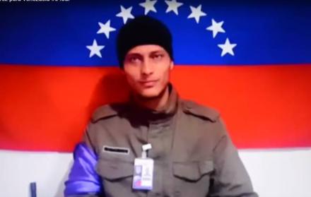 En los últimos videos difundidos en la red social, Pérez aparece con la cara ensangrentada y se escuchan múltiples detonaciones.