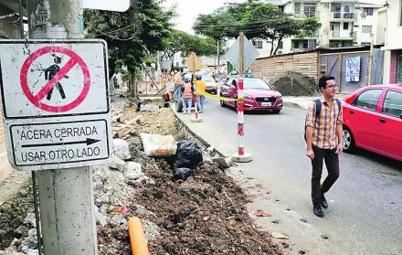Problema. Los transeúntes se suman al tráfico de la zona, poniendo en peligro su integridad física.