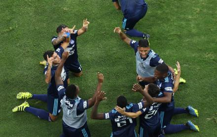 Jugadores de Emelec festejan la victoria.