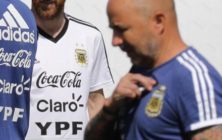 El entrenador de la selección de Argentina, Jorge Sampaoli, (dch), junto al delantero Lionel Messi, durante el entrenamiento que el equipo albiceleste.