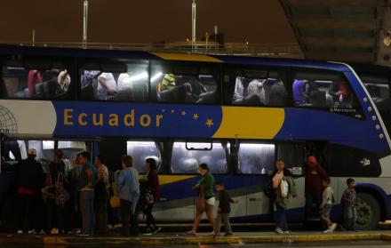 De Guayaquil toman un bus a Tumbes que cuesta 15 dólares y allí a Lima, con un precio de $ 27.