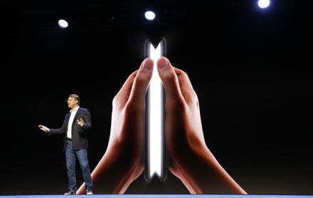 Justin Denison fue el encargado de presentar el nuevo teléfono inteligente con pantalla plegable, durante la conferencia de desarrolladores en San Francisco.