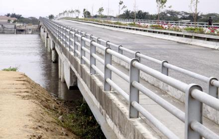 Para llegar o salir de la isla se debe cruzar un puente de acceso privado, construido en el 2001 por alrededor de $ 5’500.000 con un fideicomiso. Para el levantamiento, asegura Omar Quintana, los socios, en ese entonces, alrededor de doce, recaudaron el d