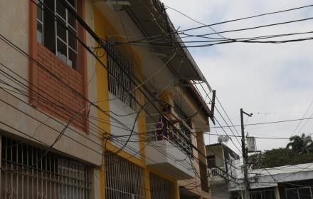 Los cables aéreos de los diferentes servicios conforman una nutrida y peligrosa red por su cercanía con las viviendas, especialmente de balcones y ventanas.