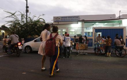 Institución. A las 18:20 los estudiantes del horario vespertino del colegio República de Venezuela concluyen su jornada y dan paso a los estudios del horario nocturno.