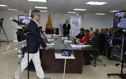 Despedida. Gustavo Jalkh termina su intervención y va a sentarse lo más lejos posible de Julio César Trujillo. Probablemente su último acto oficial. 