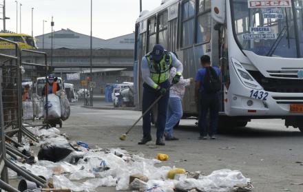 En la avenida Casuarina, la cantidad de basura es tal que incluso personal de la Autoridad de Tránsito Municipal (ATM), como este Diario observó ayer, colabora con la recolección.
