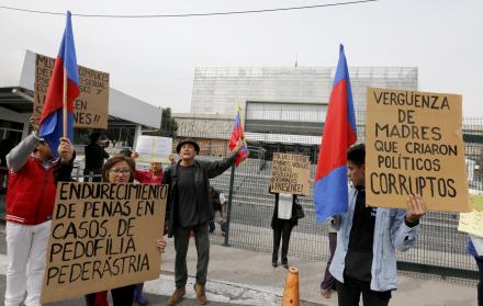 Protestas. Los familiares de las víctimas de abuso sexual infantil se manifestaron ayer frente a la Asamblea.